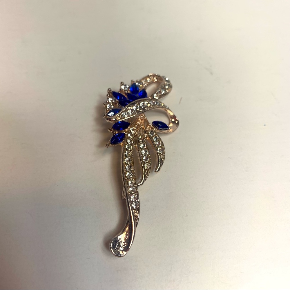Flower brooch pin fashion jewelry.